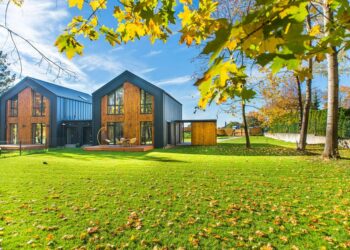 Sustainable Chic: Reclaimed Materials in Modern Homes