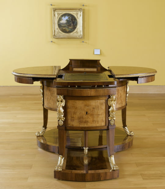 Royal family desk variant