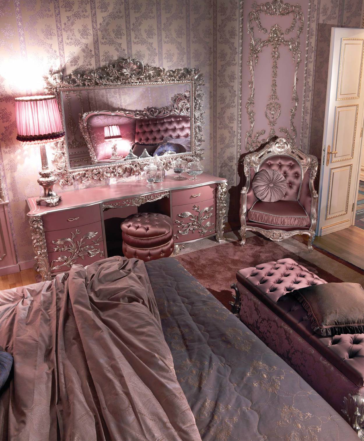 Traviata bed with royal styling